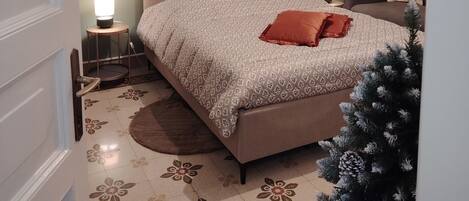 2 soverom, skrivebord, strykejern/-brett og wi-fi (inkludert)