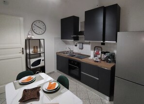 Fridge, microwave, oven, stovetop - Cozy apartment in the historic center of Bologna. (Bologna)