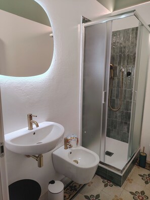 Dusche, Haartrockner, Bidet, Handtücher