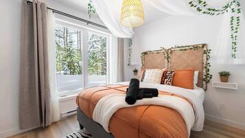 1 bedroom, desk, iron/ironing board, WiFi