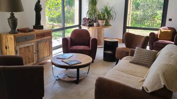 Télévision, baby-foot, table de tennis de table