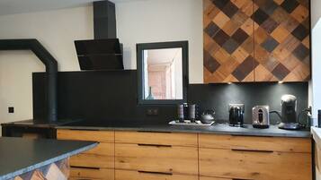 Réfrigérateur, micro-ondes, four, plaque de cuisson