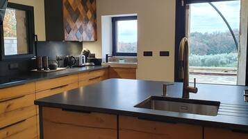 Een koelkast, een microgolfoven, een oven, een kookplaat