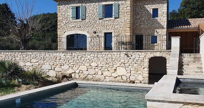 Gite et piscine privée, douceur de vivre proche de Grignan en Drome Provençale.