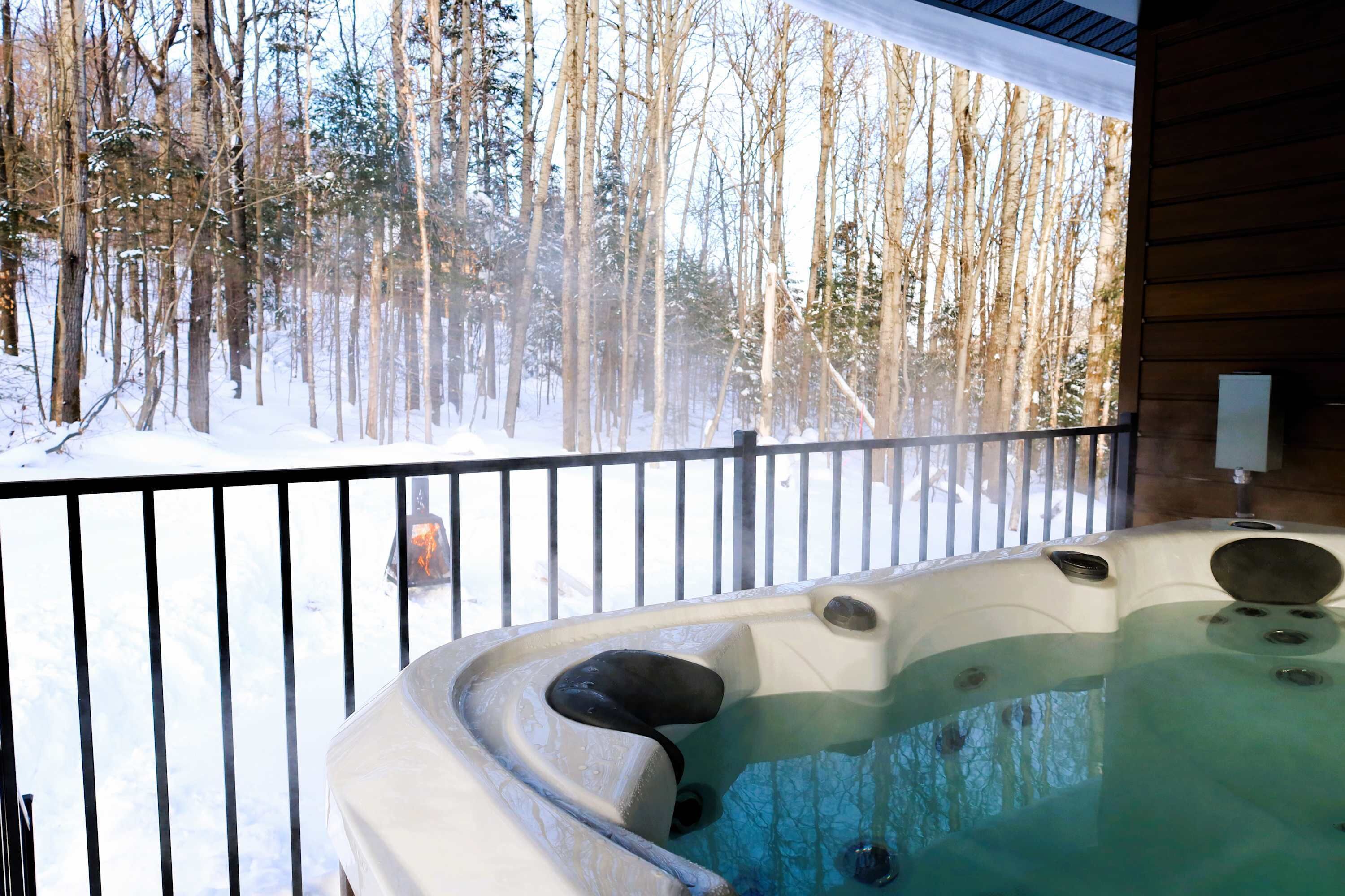 Outdoor spa tub