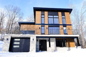Exterior - Spa, Mountains & Ultimate Comfort | Le Jameson (Saint-Philémon)