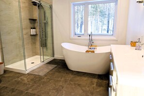 Shower, hair dryer, towels - Spa, Mountains & Ultimate Comfort | Le Jameson (Saint-Philémon)