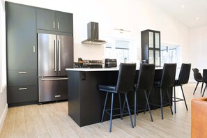 Fridge, microwave, oven, stovetop - Spa, Mountains & Ultimate Comfort | Le Jameson (Saint-Philémon)