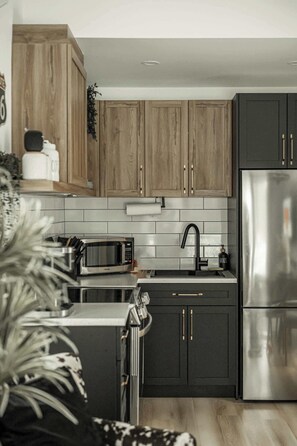 Refrigerador, microondas, horno y parrilla de estufa