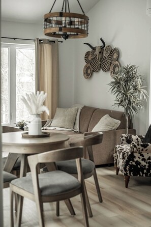 Tv, eldstad och kontor