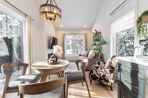 Televisio, takka, työhuone, tietokoneen näyttö