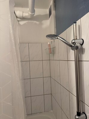 Haartrockner, Handtücher, Seife, Toilettenpapier