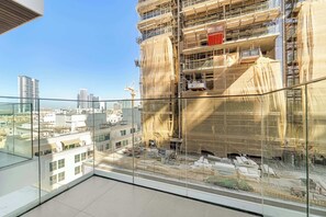 Property grounds - High-end studio with rooftop pool and gym (Dubai)