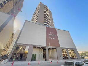 Um edifício moderno com uma placa de destaque para 'Westwood Grande by Imatiaz'.