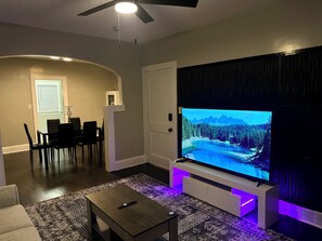 Smart TV, books - Charming Full private unit!!  2-bedrooms (Cleveland)