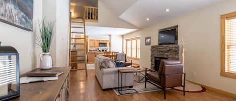 Televisión, chimenea y oficina