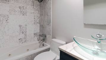 Apartment, 2 Bedrooms | Bathroom | Shampoo