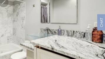 Apartment, 2 Bedrooms | Bathroom | Shampoo