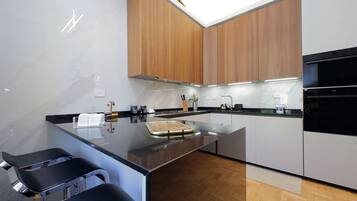 Frigorifero, microonde, forno, piano cottura