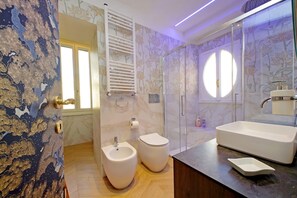 Shower, hair dryer, towels - Rare, large and elegant Rome apartment in Prati neighborhood, perfect for famili (Roma)