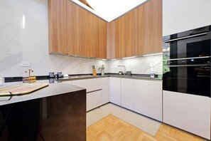 Réfrigérateur, four à micro-ondes, un four, surface de cuisson