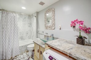 Apartment, 2 Bedrooms | Bathroom - Logan Mansion Suite 4 2 Bedroom Apartment Hotel (Washington)
