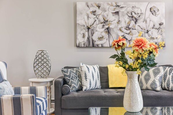 Apartment, 2 Bedrooms | Living area - Logan Mansion Suite 4 2 Bedroom Apartment Hotel (Washington)