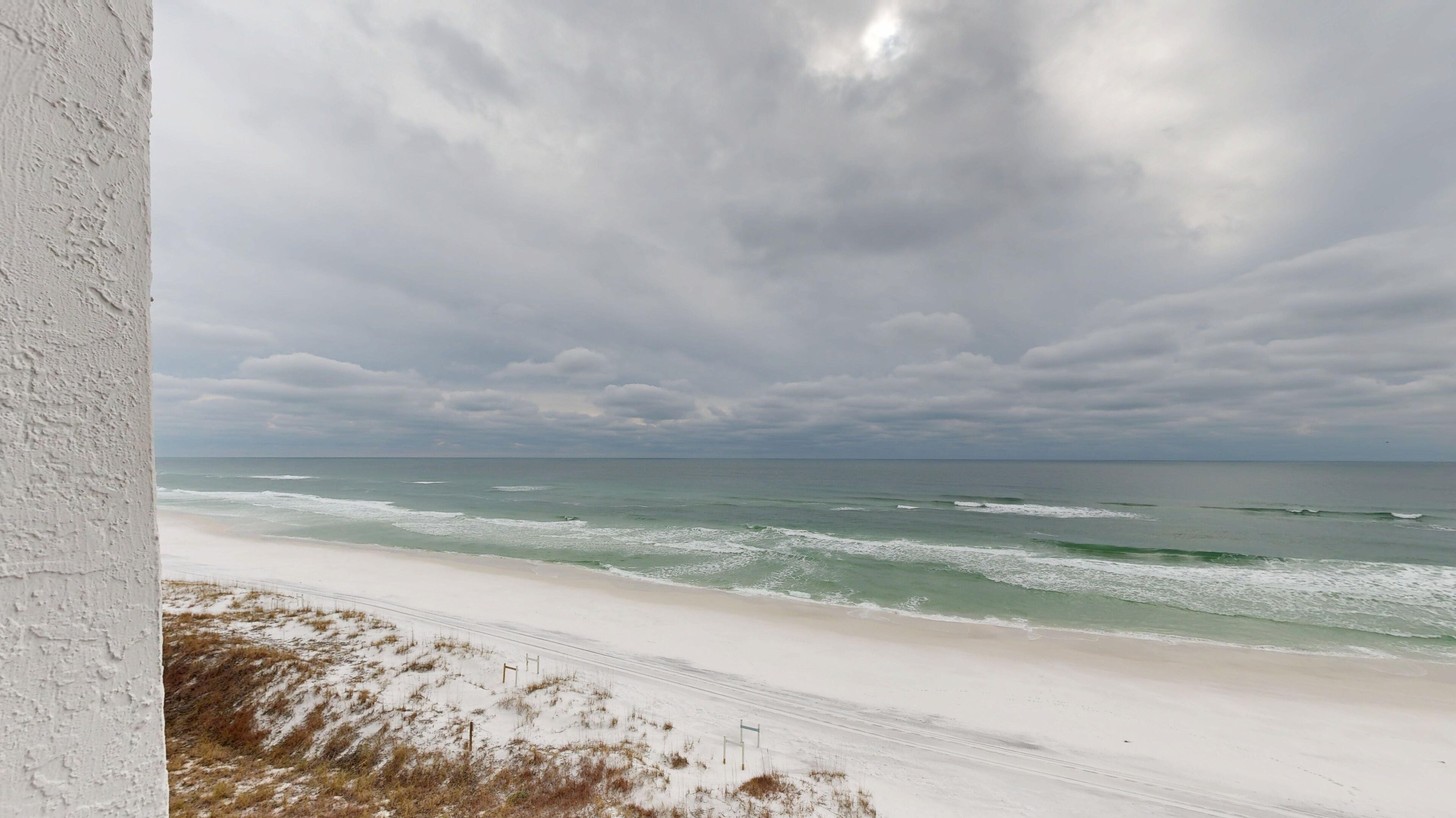 Ein Strand mit sandigem Ufer und Meereswellen.