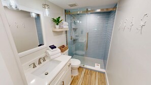 Condo, 2 habitaciones | Baño | Toallas 