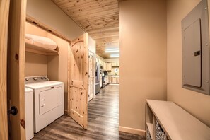 Condo, 6 Bedrooms | Interior