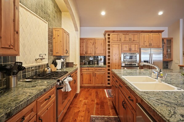 House, 3 Bedrooms | Private kitchen | Fridge, oven, coffee/tea maker, toaster