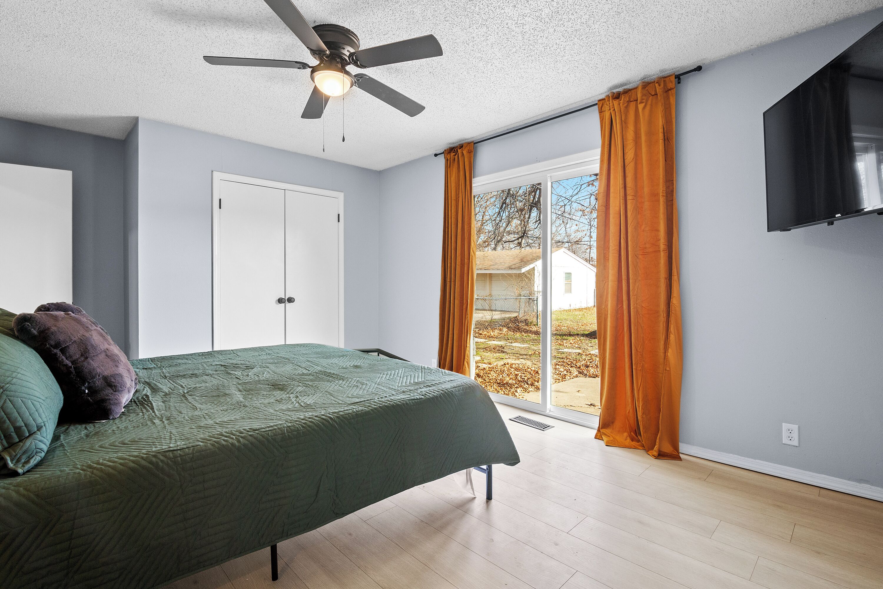 2 bedrooms, iron/ironing board, travel crib, free WiFi