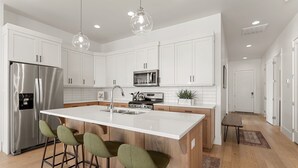 Townhouse, 4 kamar tidur | Dapur pribadi | Mesin pembuat kopi/teh, lemari es, oven, dan pemanggang roti