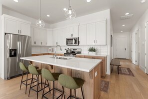 Townhome, 4 Bedrooms | Private kitchen | Fridge, oven, coffee/tea maker, toaster