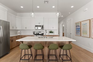 Maison mitoyenne, 4 chambres | Cuisine privée | Réfrigérateur, four, cafetière/bouilloire, grille-pain