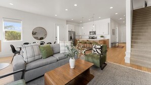 Townhouse, 4 kamar tidur | Area keluarga | Smart TV