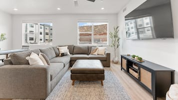 Appart'hÎtel, 2 chambres | Coin séjour | TV connectée