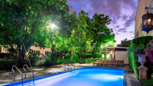 Piscina externa, funciona das 10h às 22h, guarda-sóis