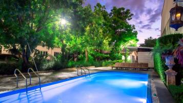 สระว่ายน้ำกลางแจ้ง เปิด 10:00 น. ถึง 22:00 น., ร่มริมสระว่ายน้ำ