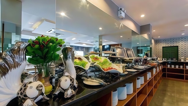 Café da manhã com pratos da culinária local grátis todos os dias