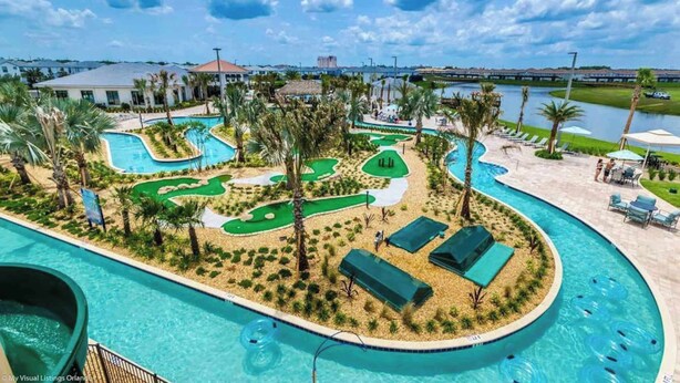 Ein Resort mit mehreren Swimmingpools, einem Golfplatz und Blick auf die Skyline der Stadt.