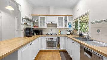 Geladeira, micro-ondas, cooktop, lava-louças