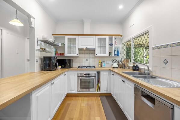 Fridge, microwave, stovetop, dishwasher