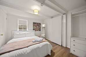 2 bedrooms, desk, WiFi, bed sheets