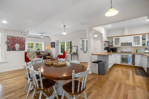 Kjøleskap, mikrobølgeovn, kokeplater og oppvaskmaskin