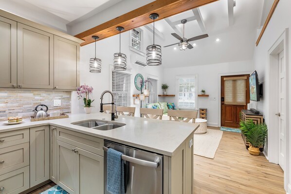 冷蔵庫、電子レンジ、オーブン、コンロ