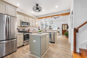 冷蔵庫、電子レンジ、オーブン、コンロ