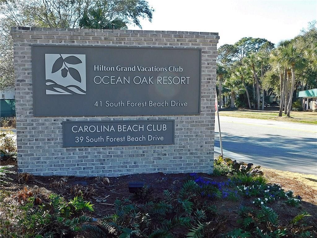 Naamplaatjes voor Hilton Grand Vacations Club Ocean Oak Resort en Carolina Beach Club, beide gelegen aan 39 South Forest Beach Drive.