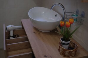 Shower, hair dryer, bidet, towels