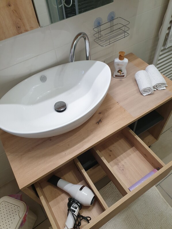 Shower, hair dryer, bidet, towels